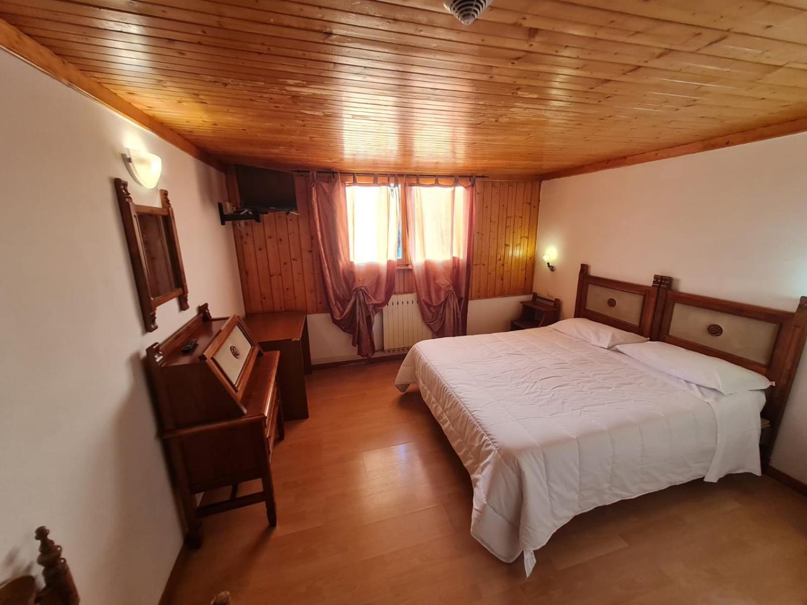 Hostel Il Pirata Каварено Екстериор снимка