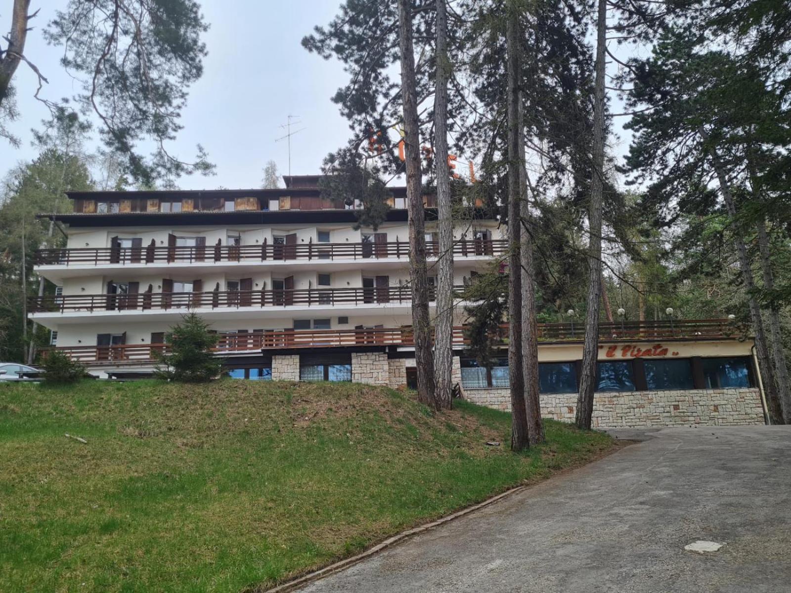 Hostel Il Pirata Каварено Екстериор снимка